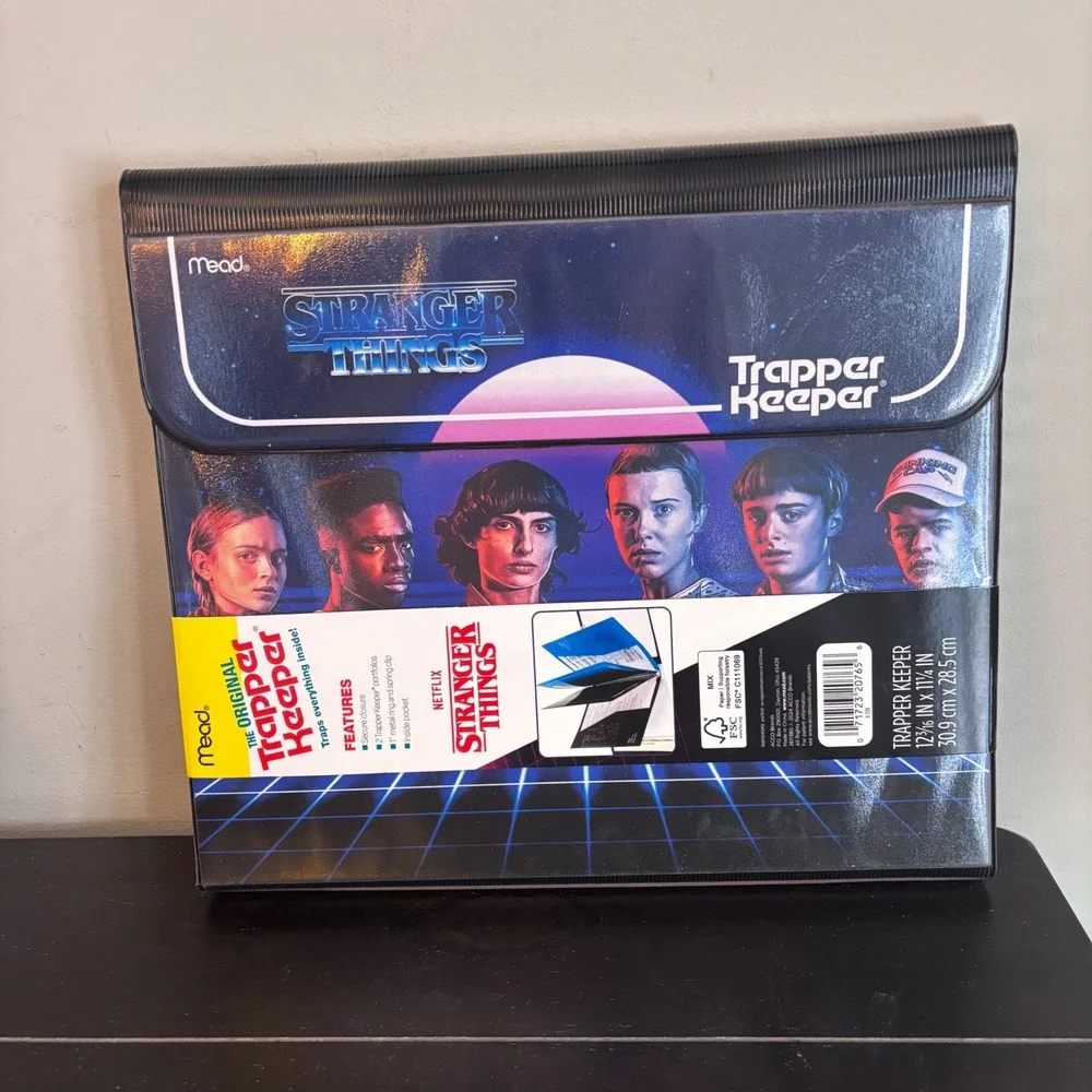 Mead Stranger Things Trapper Keeper 1 Inch Binder with‎ 2 Portfolios Retro 80s